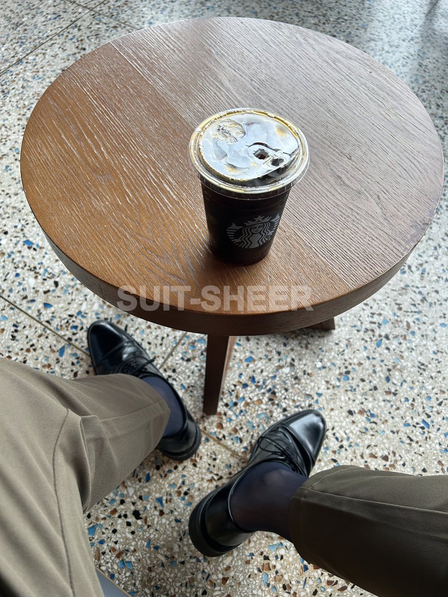 suitsheers's tweet photo. 抬脚被人盯着看 #皮鞋丝袜 #正装控 #dom #广州正装 #深圳正装 #正装1S #正装SM https://t.co/xvPYA3XhXJ