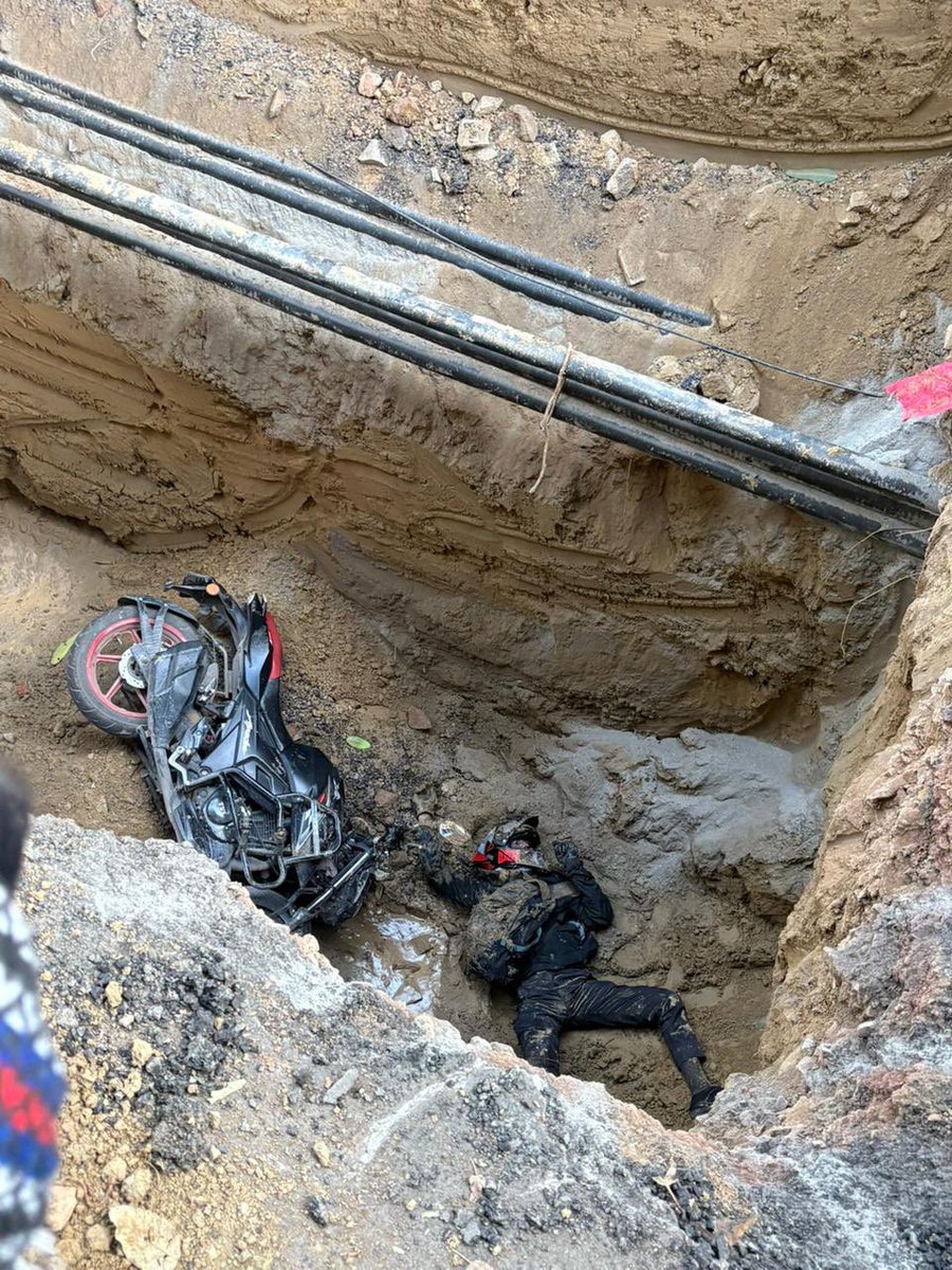 Shocking !!!

सड़क में गहरे गड्ढे में एक मासूम बाइक सवार गिर कर फँस गया, रात भर पड़ा रहा और मर गया 

नोएडा की घटना से दिल्ली की भाजपा सरकार ने कुछ नहीं सीखा। बस रोज़ झूठ बोला जाता है।

जनकपुरी डिस्ट्रिक्ट सेंटर, दिल्ली