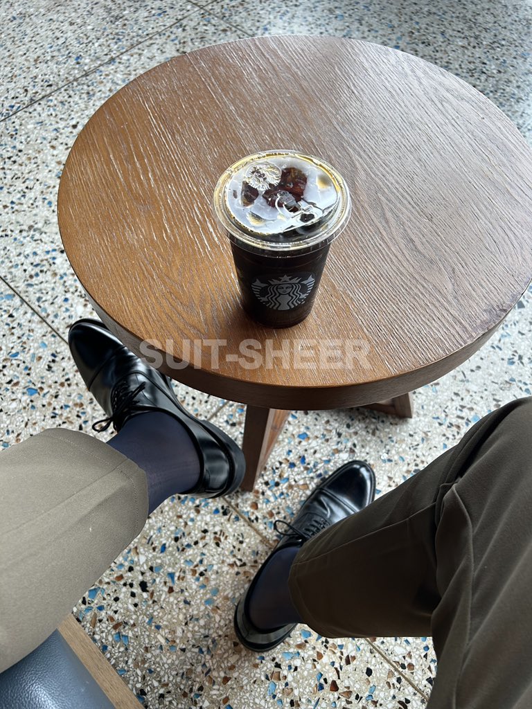 suitsheers's tweet photo. 抬脚被人盯着看 #皮鞋丝袜 #正装控 #dom #广州正装 #深圳正装 #正装1S #正装SM https://t.co/xvPYA3XhXJ