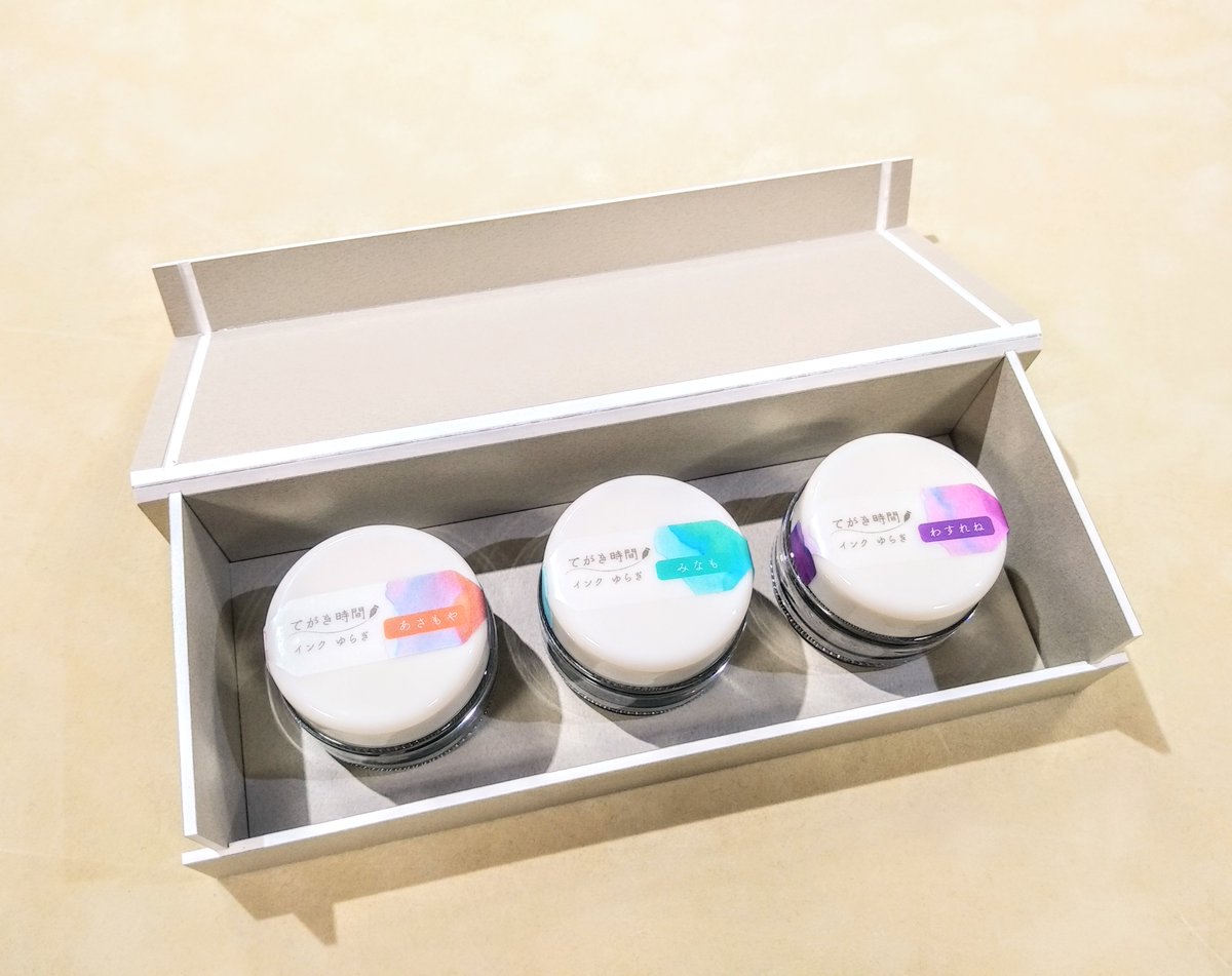 🌟新商品紹介🌟
IC
『てがき時間-ゆらぎ-』単品＆セット発売開始いたしました‼️

「あさもや」「みなも」「わすれね」の全3色
自然の情景から着想を得た
色がゆらぐインクとなっております✨
塗る度に色味が変わるステキなインクとなっておりますので
気になる方はどうぞ一度お試しください💫