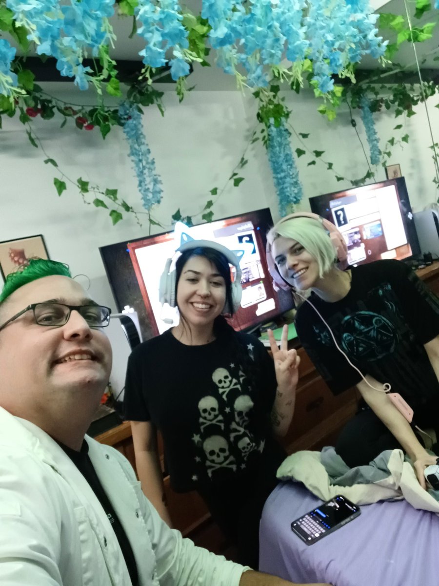CapnBenNorris's tweet photo. Gaming with my roommates! Finally playing spooky games together! Twitch/CapnBenN https://t.co/3aNQr9iHZF