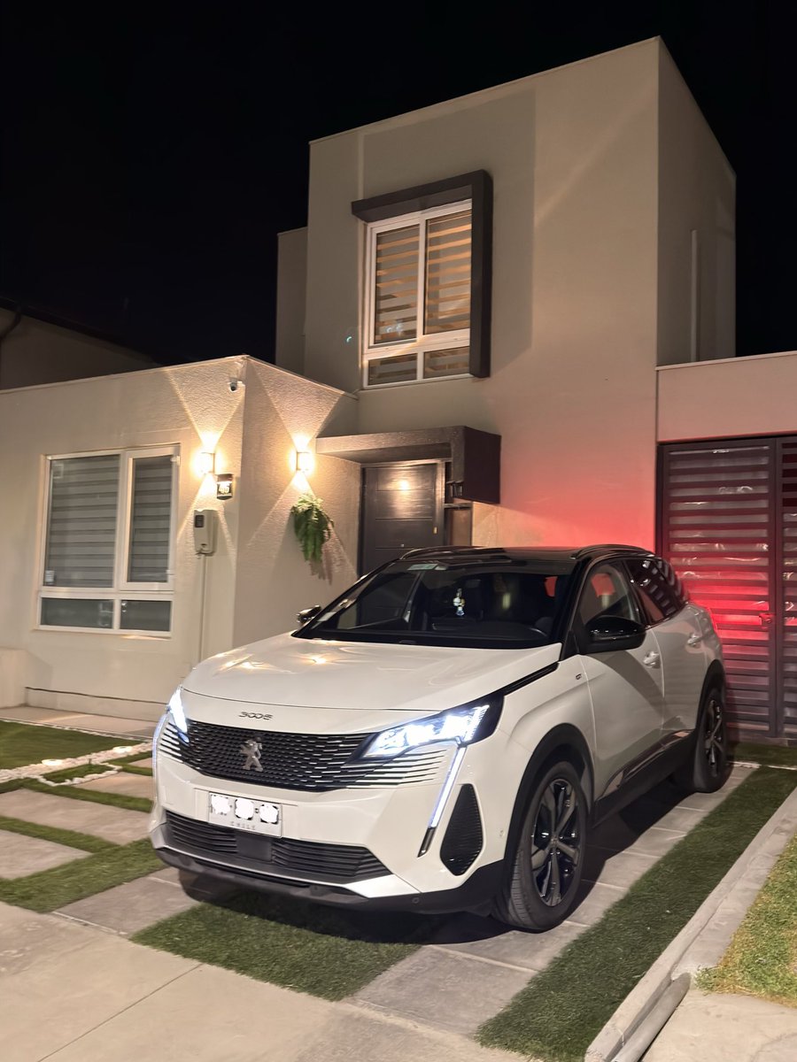 hansariasm's tweet photo. Ya quedó bello mi #peugeot3008gt “blanconieves” unos maestros de una vecina lo llenó de tierra y no me avisó para taparlo ni modo costó pero quedó impeke y además limpie el césped fue una tarde noche provechosa #feliz #amor #gay https://t.co/W0cDHU1S9z