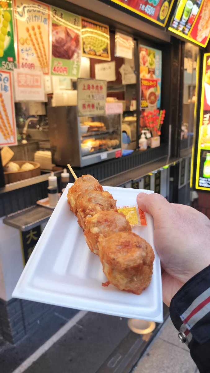 KawaiKazz's tweet photo. 横浜中華街で見つけた絶品、揚げシュウマイ！
しかし、なぜ占い屋さんばかりが目立つのか😳

そして春節飾りが至る所にありました。 https://t.co/BZJ0gHZes9