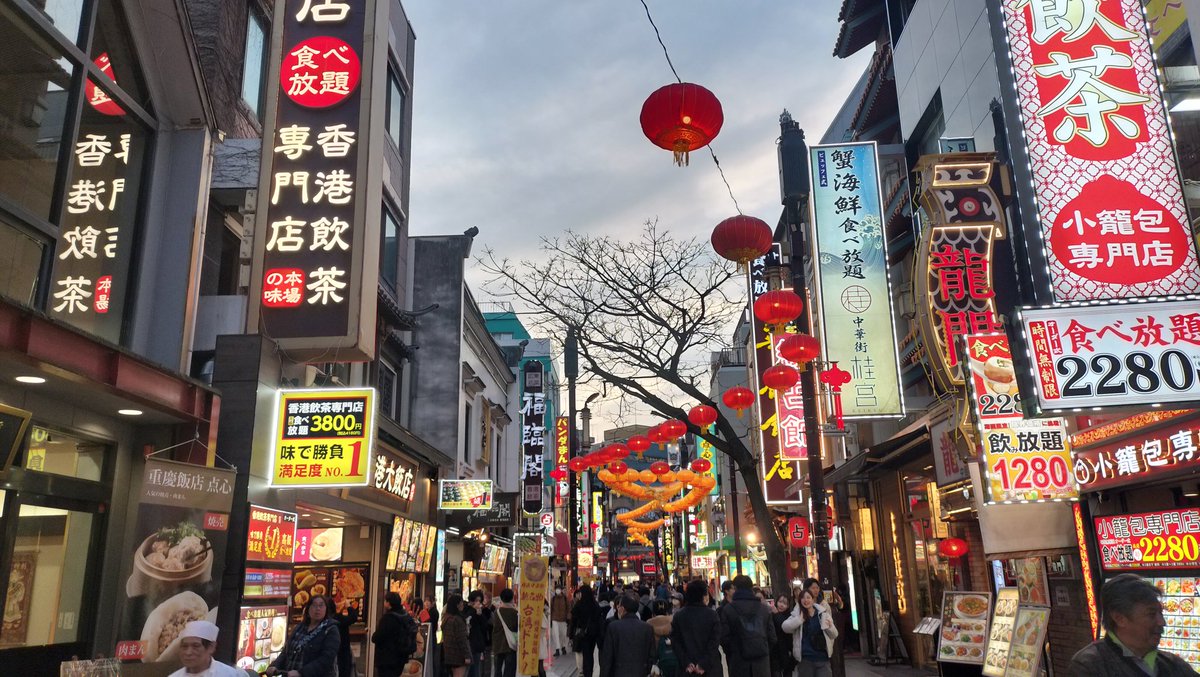 KawaiKazz's tweet photo. 横浜中華街で見つけた絶品、揚げシュウマイ！
しかし、なぜ占い屋さんばかりが目立つのか😳

そして春節飾りが至る所にありました。 https://t.co/BZJ0gHZes9