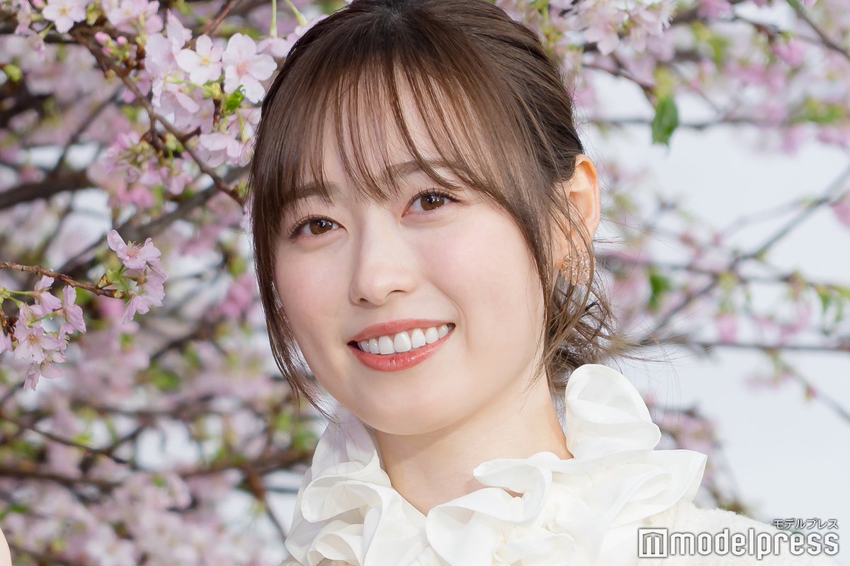 賀来賢人＆福原遥、本物の桜でお花見気分🌸 俳句も披露「声がいいです