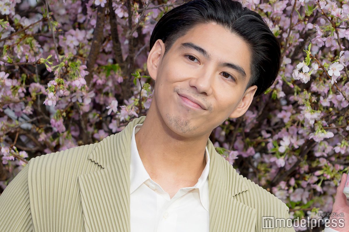 賀来賢人＆福原遥、本物の桜でお花見気分🌸 俳句も披露「声がいいです