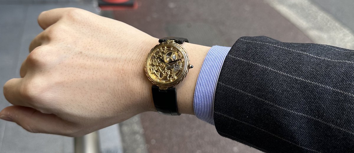 riberowatch's tweet image. オーデマ・ピゲのスケルトン（4263 004）を買って後悔したこと。

１．美しすぎて、本来の目的である「時間確認」ができない。

２．歯車の動きに没頭して、会議に遅れる。

３．裏側まで見えすぎて、自分の腕毛の手入れに気を使うようになる。

結論：最高。
#腕時計 #AudemarsPiguet #あるある