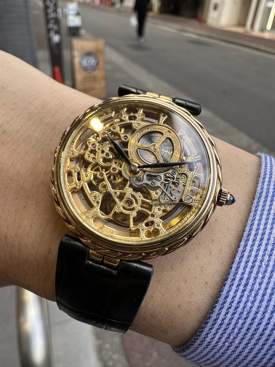 riberowatch's tweet image. オーデマ・ピゲのスケルトン（4263 004）を買って後悔したこと。

１．美しすぎて、本来の目的である「時間確認」ができない。

２．歯車の動きに没頭して、会議に遅れる。

３．裏側まで見えすぎて、自分の腕毛の手入れに気を使うようになる。

結論：最高。
#腕時計 #AudemarsPiguet #あるある