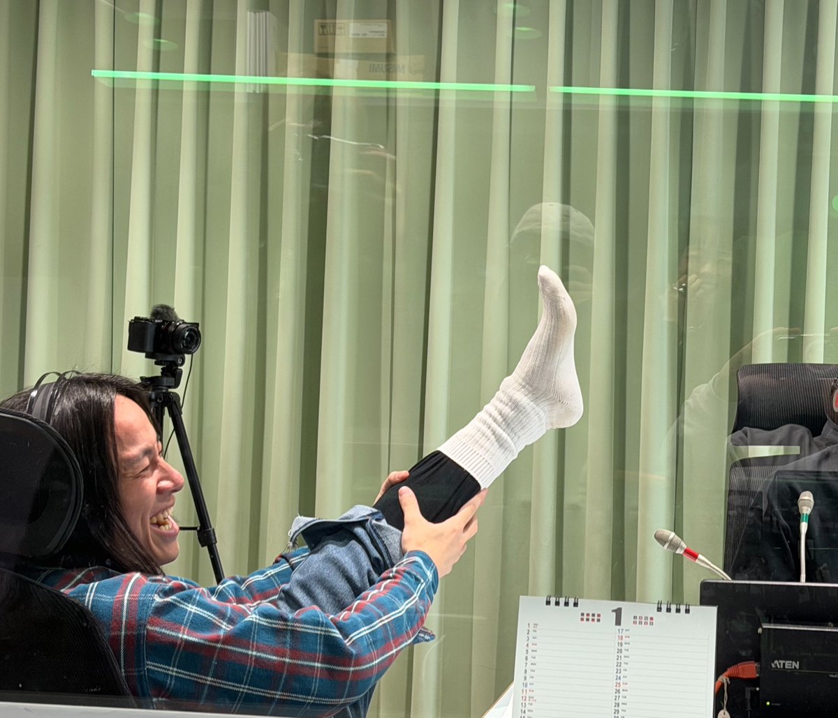 ／
横山の古着調句
服のサイズ聞きました👕
＼

横山さん「大体メンズのMかL、肩幅がデカいのでそれによって左右される感じです！」
とのことです！！

ちなみに次の収録は、来週金曜です！！

（パッチと靴下で足がモコモコの横山さんです↓)

#電波調句