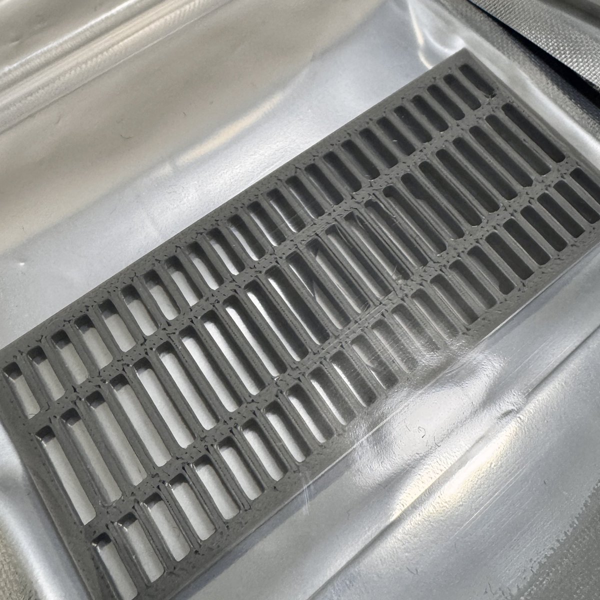 エイリアン2』とかに出てきそうな、実にいい感じの溝蓋ですね😳