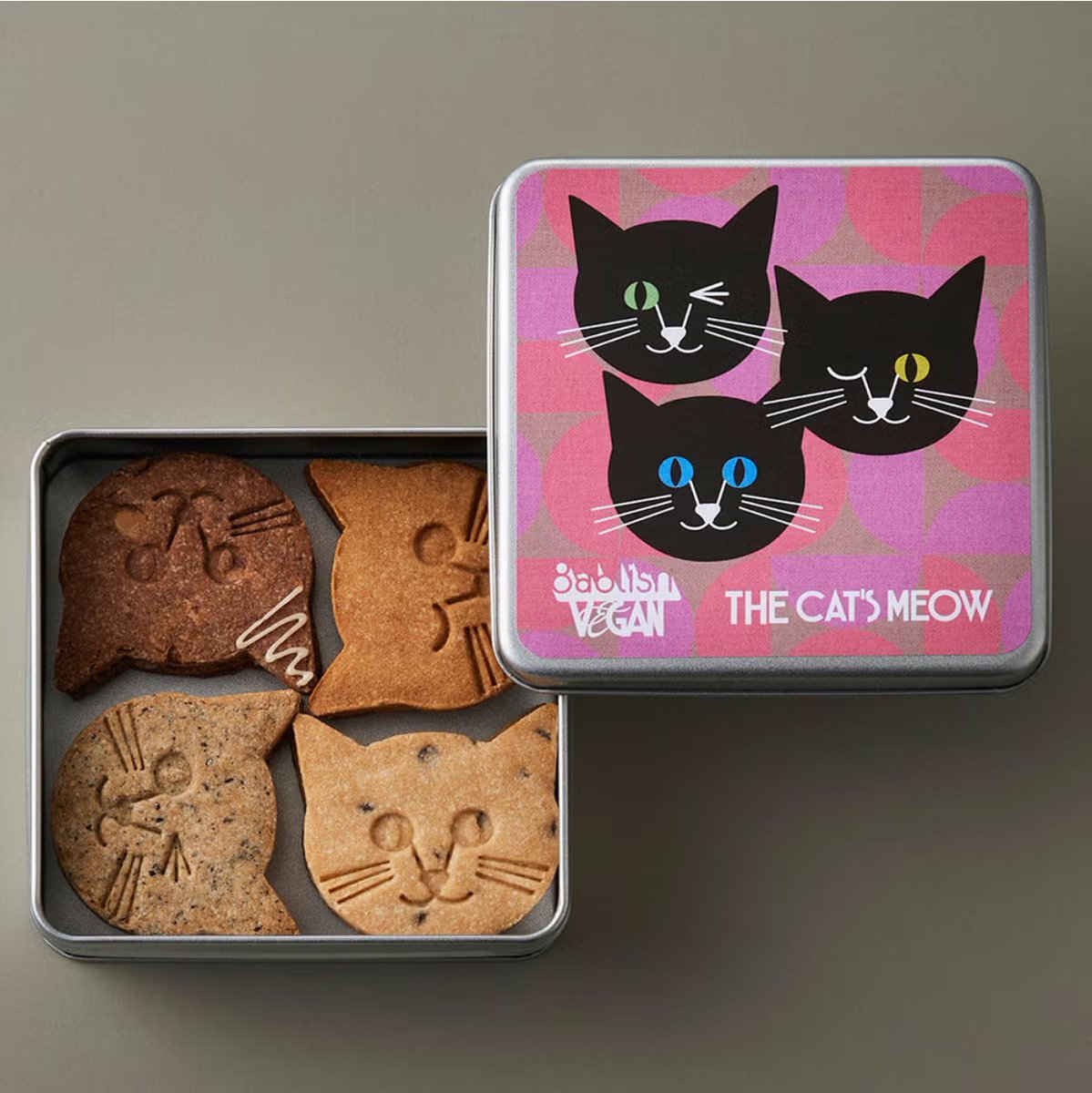 【クッキー缶🍪】ねこ好き必見！思わずパケ買いしたくなるおすすめ缶をピック🐈
▶ bit.ly/4qjlWW5

・パティスリー コアの「クッキー＆ショコラアソート」
・卵明舎の「エッグドシャ イエロー缶」
・アディクト オ シュクルの「ボワット サンヴァランタン 4種」