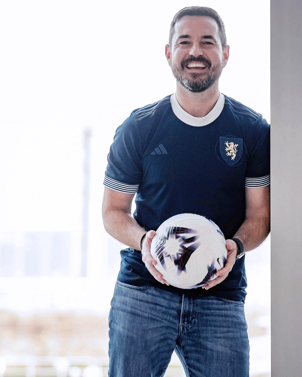 PIC OF THE DAY
We couldn't do a blue theme without mentioning his beloved #ScotlandNT ⚽🏴󠁧󠁢󠁳󠁣󠁴󠁿

Looking splendid in one of their retro shirts, Martin is always happy to show his support for the Team ☺️

~ Euros 2024
📸 : BBC

#MartinCompston <a href="/martin_compston/">martin compston</a>