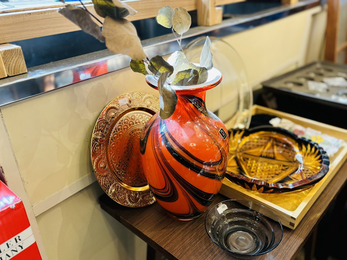 悩んで悩んで、花瓶を一つ購入。あと二階にあったこの絵になぜか惹かれ