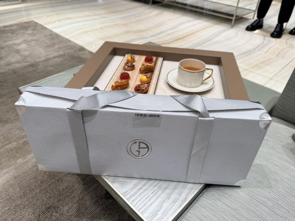 逢年过节都能收到Giorgio Armani的贴心礼物和祝福。