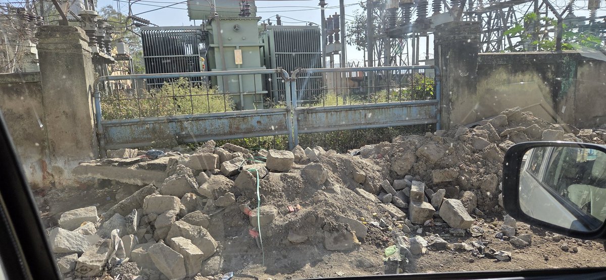 रांची बड़ा तालाब के बिल्कुल निकट कयी दिनों से ऐसे खुले में निर्माण का समान रखने से पैदल और दो पहिये से चलने वाले आम नागरिकों को गंदी धूल मिट्टी से गुजरना पड़ता है जो कि स्वास्थ्य के लिए हानिकारक है I साथ ही बड़ा तालाब के इस ओर बैठना भी मुश्किल हो गया है I