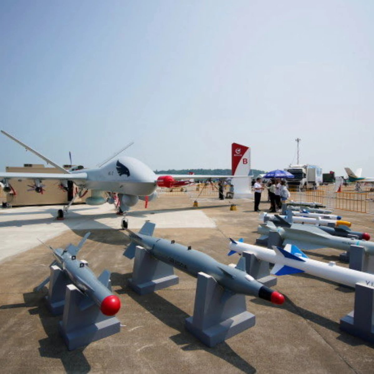 Menya ubushobozi bwa drone m23 yarashishije ikibuga cy'indege cya cyitwa #Bangboka.

Ni drone zaguzwe muri Turcquia zakoreshejwe mu ntambara ya Ukraine,Syria na Pakistan
Zitwa YihaIII ifite ubushobozi bwo kuba mu kirere amasaha menshi itegereje kurasa icyo bayoherejeho,biragoye