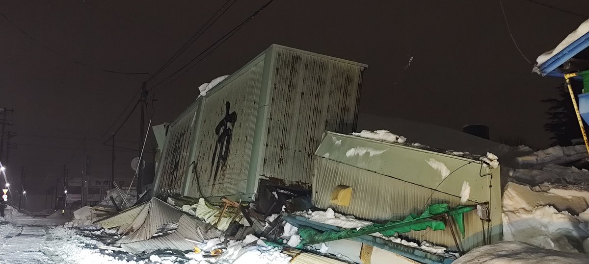 odate_life_'s tweet photo. 昨夜の帰り道、大館駅近くの朝市が雪で潰れていました。
この規模の建物が崩れてしまうとは恐ろしいです。
いつ崩れたか分かりませんが怪我人などの情報は出ていないようなので安心です。
大館市は全体的にこのような老朽化したまま放置されている建物が多いので皆様外を歩く際は気をつけて下さい。 https://t.co/ZOrz2CoZjy