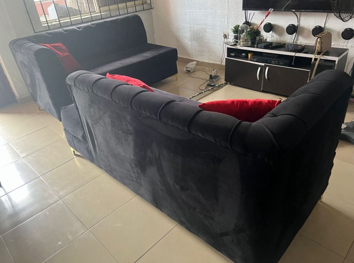 iameddbrown's tweet photo. Sharp used L-shape couch with throw pillows for sale 

Price - 240k

Location - Abuloma Road, Port Harcourt https://t.co/aBx6aK4TzX