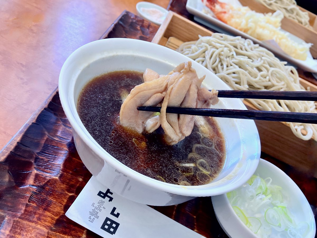 kiwo3joh's tweet image. 白石中央『よし田』かしわせいろ大盛り+蕪と舞茸の天ぷら
音威子府産のそば粉で打った細麺をつけ汁にドボンして一気に啜り込むと麺とツユが合わさった旨さが口中に広がった。旨し！
青森産の鶏肉は鴨肉に負けず旨味が強いなぁ。
蕪と舞茸の天ぷらは100円なので追加必須！😘👌#Soba #Tsukemen_Style