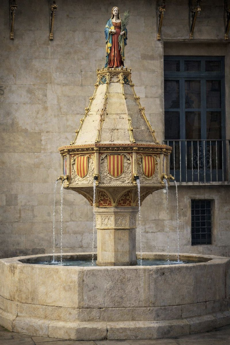 A la Plaça de la Trinitat, abans dedicada a la seua protectora, la font de Santa Llúcia s’alça amb la solemnitat dels segles. Esculpida l’any 1403, és la més antiga i estimada de Xàtiva, un testimoni silenciós de la història de la ciutat. La seua base octogonal sosté un arbre de