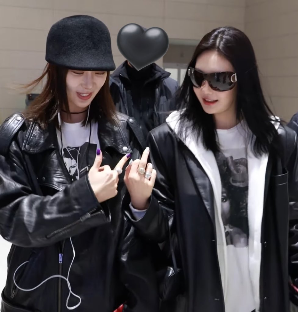 아니 커플링 자랑하려고 하다가 서로 쌍뻐큐 날리는거 끼발ㅋㅋㅋㅋㅋㅌㅋㄹㅋㄹㅋㅋㅋㅋㄹㅋㄹㅋㄹㅋㄹㅋ 개웃기네진짜