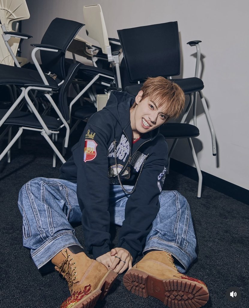 เพื่อนใหม่แนนโน๊ะ ถึงจำนิ้วไม่ได้ แต่ต้องจำรองเท้าได้และ อยากดูแล้วๆๆๆ ตื่นเต้น

#isamsame #SAM_CIRCRL 
#Becky_oneDTAKEOVER