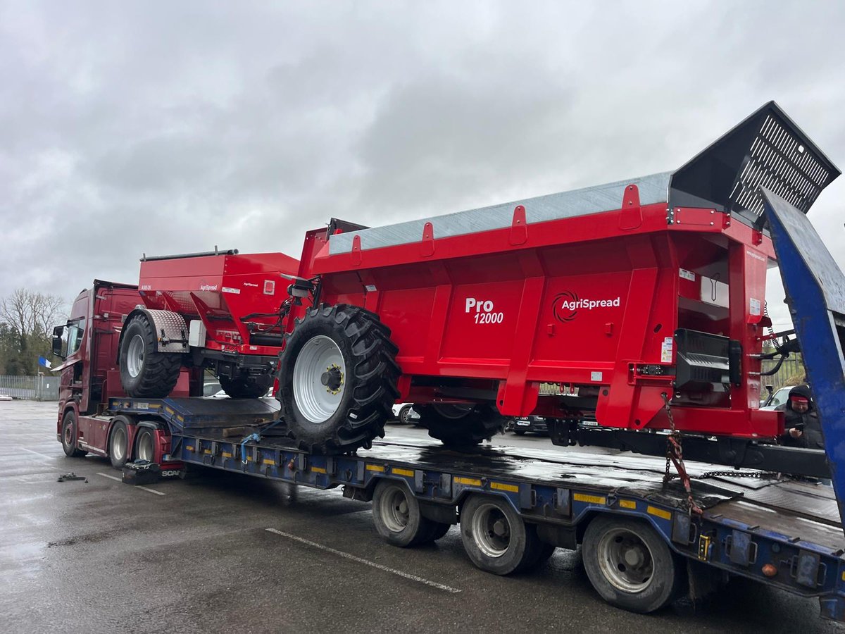 agrispreadirl's tweet photo. This fully specced out Pro12000 rear discharge vertical beater manure spreader with galavanised extensions and sprung drawbar is headed out to dealer Jim Power Agri & the AS65-2K land drive model is en-route to Mid-louth Garage in time for a busy spreading season ahead. 
Discover more about the full range of AgriSpread products: https://t.co/g3TfPBAcRT 
#growingseason26 #spreading #fertilizer #manure #jimpoweragri #midlouthgarage
