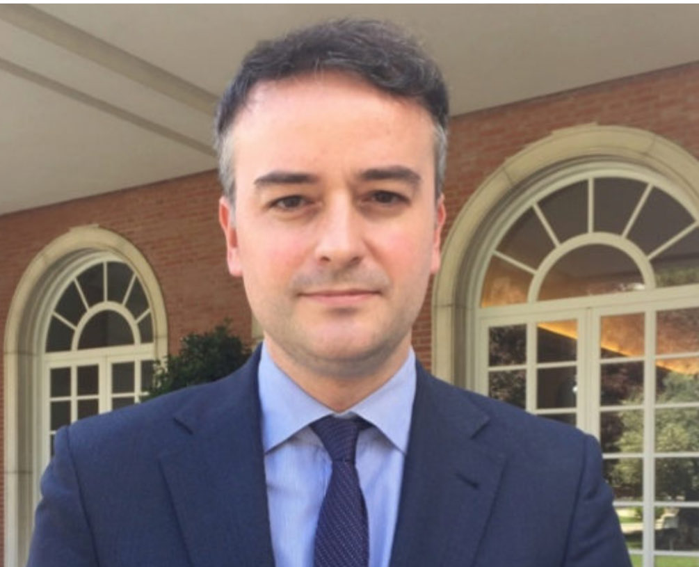 javiernegre10's tweet photo. Este es el hombre que hay detrás del presidente Sánchez en su intención de censurar las redes sociales.  También juega a cambiar al presidente de Indra provocándole pérdidas millonarias mientras él se embolsa una buena suma de dinero. Si le ven paseando por Príncipe de Vergara se lo recuerdan educadamente. Se llama Iván Redondo. Es hora de poner rostro a todos los que son c��mplices del dictador sanchista.