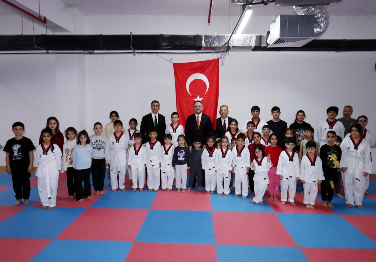 eminogluenes's tweet photo. Sporun sadece kas işi değil, yürek işi olduğunu bilen gençlerle bir araya geldik. 🏋‍♂️

Bayrağımızı dalgalandıracak, marşımızı dünyaya dinletecek sporcularımız yetişiyor.❤️

📍Adana, Yüreğir Olimpik Yüzme Havuzu ve Spor Salonu https://t.co/s4JRgxSGyJ