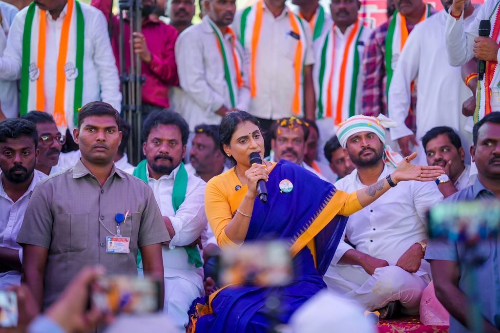 realyssharmila's tweet photo. మహాత్మాగాంధీ జాతీయ ఉపాధి హామీ చట్ట (MGNREGA) పరిరక్షణ యాత్ర 5 వ రోజు చిత్తూరు జిల్లా పలమనేరు నియోజక వర్గంలో సాగింది. గంగవరం మండలం నల్లగుట్ల పల్లిలో జరిగిన రచ్చబండ కార్యక్రమంలో గ���రామస్థులు అంతా పాల్గొని మన్రేగా పథకం ఉండాలని, పేదల పొట్టగొట్టే VB G RAM G చట్టాన్ని రద్దు చేయాలని డిమాండ్ చేశారు. ఆనాడు 2006 లో ��ివంగత ముఖ్యమంత్రి స్వర్గీయ వైఎస్ రాజశేఖరరెడ్డి గారి హయాంలో ప్రారంభమైన ఉపాధి హామీ పథకం పలమనేరు నియోజక వర్గ పల్లెల్లో పేద కుటుంబాలకు ఆసరా అయ్యిందని, తమ జీవితాల్లో మార్పులు తీసుకొచ్చిందని, వలసలు తగ్గాయని గ్రామస్థులు గుర్తు చేశారు.

@INCIndia @INC_Andhra @manickamtagore