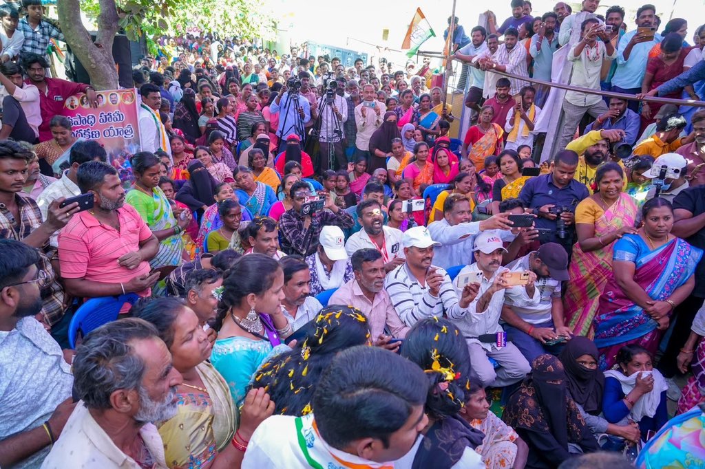 realyssharmila's tweet photo. మహాత్మాగాంధీ జాతీయ ఉపాధి హామీ చట్ట (MGNREGA) పరిరక్షణ యాత్ర 5 వ రోజు చిత్తూరు జిల్లా పలమనేరు నియోజక వర్గంలో సాగింది. గంగవరం మండలం నల్లగుట్ల పల్లిలో జరిగిన రచ్చబండ కార్యక్రమంలో గ���రామస్థులు అంతా పాల్గొని మన్రేగా పథకం ఉండాలని, పేదల పొట్టగొట్టే VB G RAM G చట్టాన్ని రద్దు చేయాలని డిమాండ్ చేశారు. ఆనాడు 2006 లో ��ివంగత ముఖ్యమంత్రి స్వర్గీయ వైఎస్ రాజశేఖరరెడ్డి గారి హయాంలో ప్రారంభమైన ఉపాధి హామీ పథకం పలమనేరు నియోజక వర్గ పల్లెల్లో పేద కుటుంబాలకు ఆసరా అయ్యిందని, తమ జీవితాల్లో మార్పులు తీసుకొచ్చిందని, వలసలు తగ్గాయని గ్రామస్థులు గుర్తు చేశారు.

@INCIndia @INC_Andhra @manickamtagore