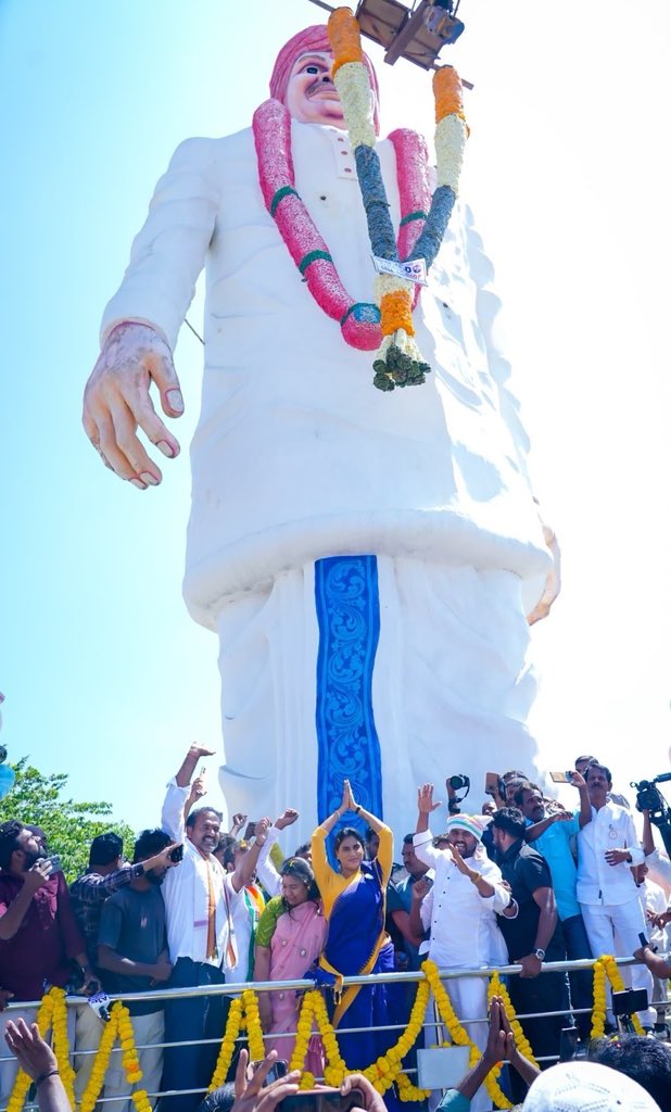 realyssharmila's tweet photo. మహాత్మాగాంధీ జాతీయ ఉపాధి హామీ చట్ట (MGNREGA) పరిరక్షణ యాత్ర 5 వ రోజు చిత్తూరు జిల్లా పలమనేరు నియోజక వర్గంలో సాగింది. గంగవరం మండలం నల్లగుట్ల పల్లిలో జరిగిన రచ్చబండ కార్యక్రమంలో గ���రామస్థులు అంతా పాల్గొని మన్రేగా పథకం ఉండాలని, పేదల పొట్టగొట్టే VB G RAM G చట్టాన్ని రద్దు చేయాలని డిమాండ్ చేశారు. ఆనాడు 2006 లో ��ివంగత ముఖ్యమంత్రి స్వర్గీయ వైఎస్ రాజశేఖరరెడ్డి గారి హయాంలో ప్రారంభమైన ఉపాధి హామీ పథకం పలమనేరు నియోజక వర్గ పల్లెల్లో పేద కుటుంబాలకు ఆసరా అయ్యిందని, తమ జీవితాల్లో మార్పులు తీసుకొచ్చిందని, వలసలు తగ్గాయని గ్రామస్థులు గుర్తు చేశారు.

@INCIndia @INC_Andhra @manickamtagore