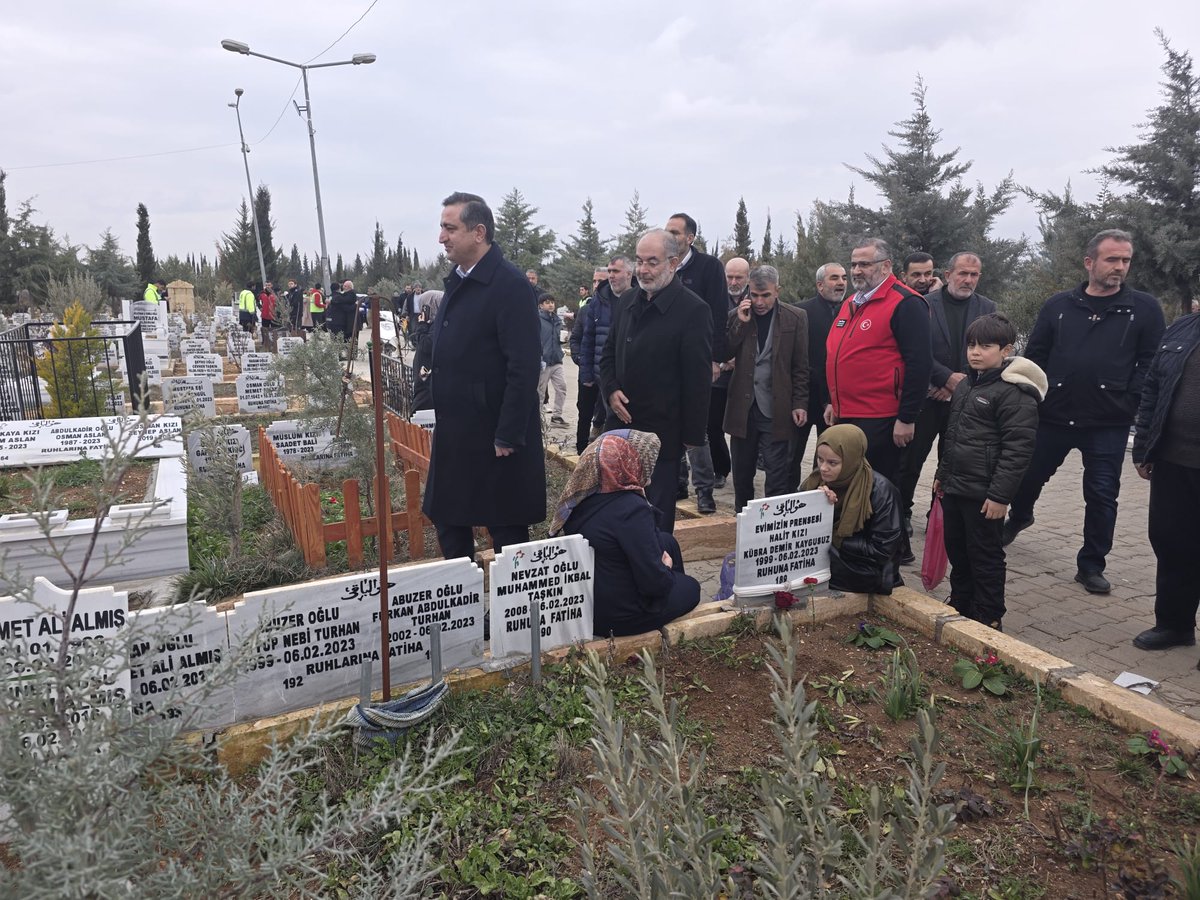 HurDavaPartisi's tweet image. 📍Adıyaman

Batman Milletvekilimiz Serkan Ramanlı, 6 Şubat depremlerinin yıl dönümünde Adıyaman deprem mezarlığını ziyaret etti, rezerv alanda iş yerleri teslim edilen esnafımızla bir araya geldi.