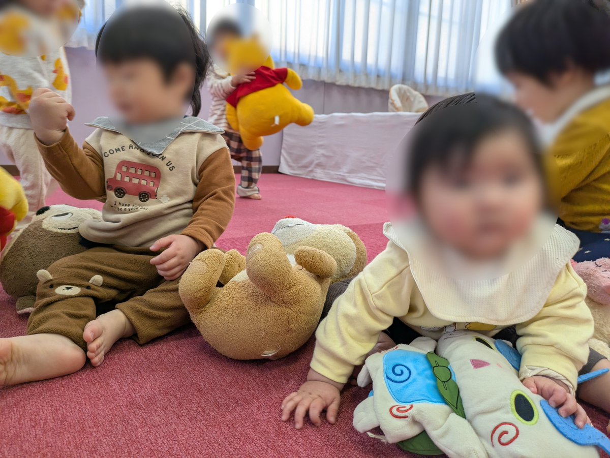 ぬいぐるみをにぎにぎと触って感触を楽しんでいます。 どんな感触が