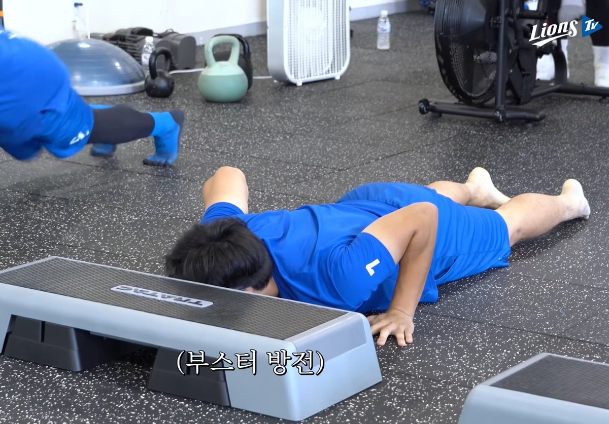 simba__18's tweet image. 재현이 발에 로진을 묻혔나 했는데 아니구나 발은 안타서 하얀거였ㄴ ㅔ