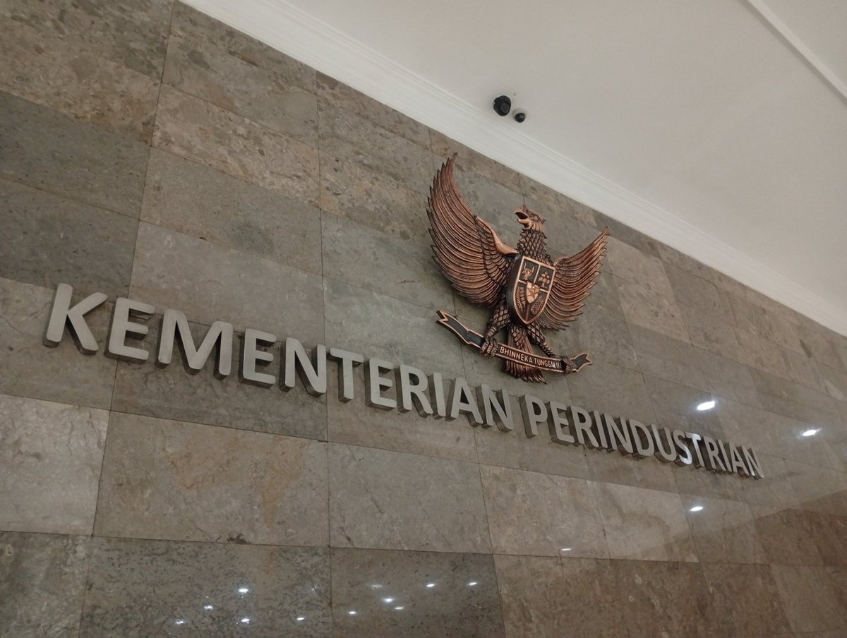 インドネシアの発展を阻害する諸悪の根源へ荷物を届けに。ジョコの犬、親中売国、アグスグミワンカルタサスミタをどうしてプラ棒は更迭しないのか。更迭すれば大手を振ってプラ棒を支持するというのに。