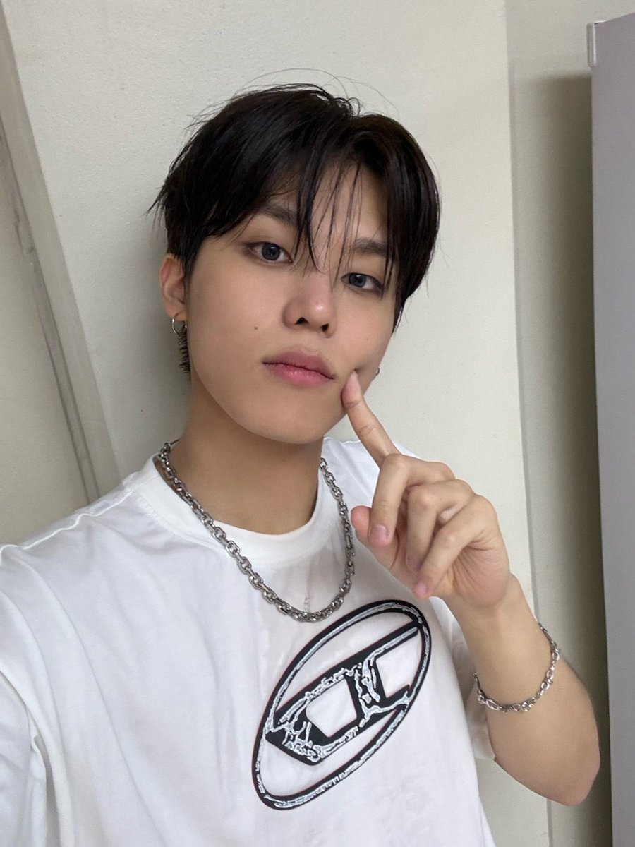 yang ngetik                            cowok cantiknya