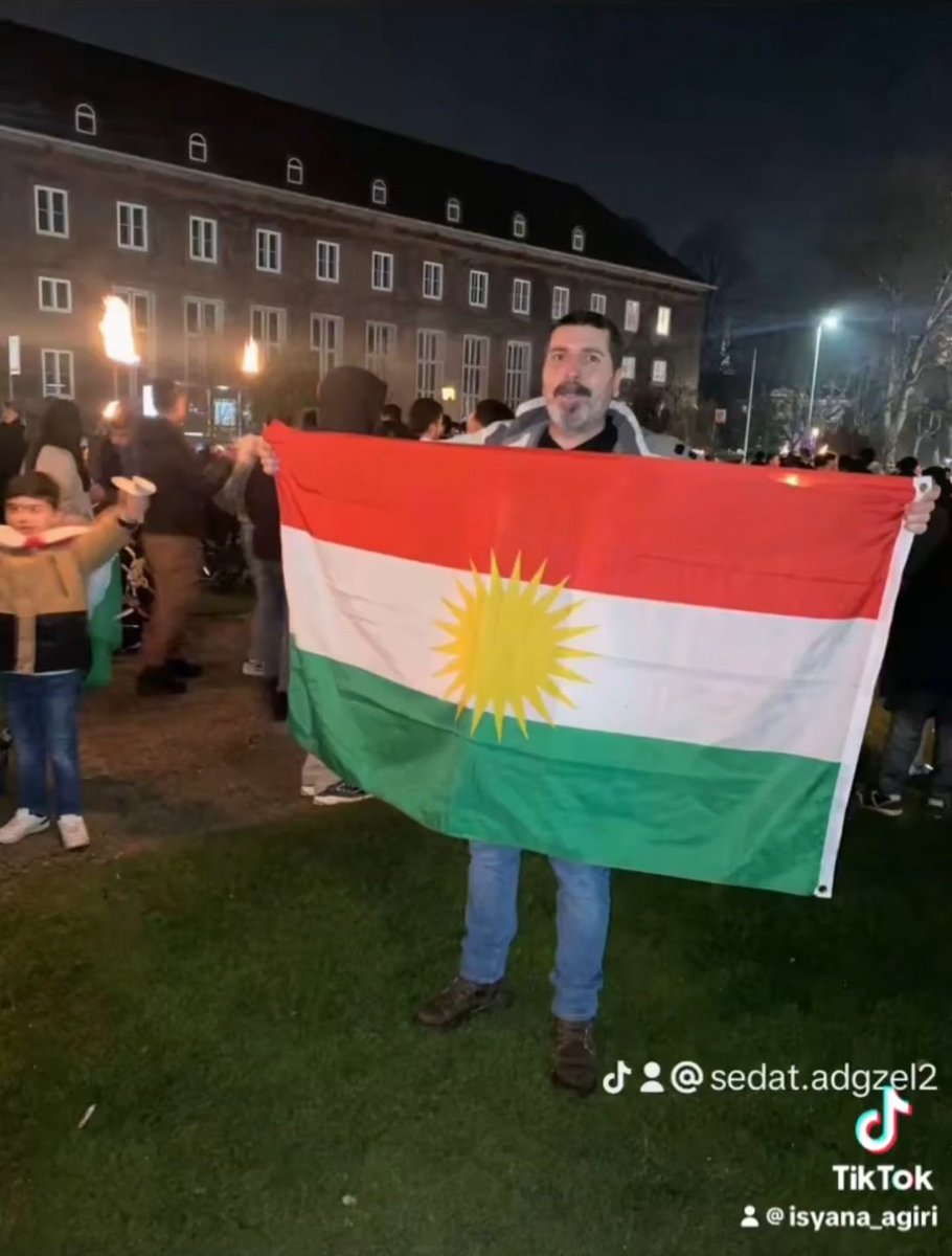 Adı Sedat Adıgüzel, ülkemizin sınırlarını tanımıyor ve hem X, hem de tiktok hesabından bölücülük faaliyetleri yapıyor. 
<a href="/EmniyetGM/">Türk Polis Teşkilatı</a> <a href="/SiberayEGM/">Siberay</a> <a href="/TC_icisleri/">T.C. İçişleri Bakanlığı</a> bu ohrohspu eniği phicin terör propagandası, halkı kin ve nefrete sürüklediği yayınlar, paylaşımlar ortada. Gereğini yapın!