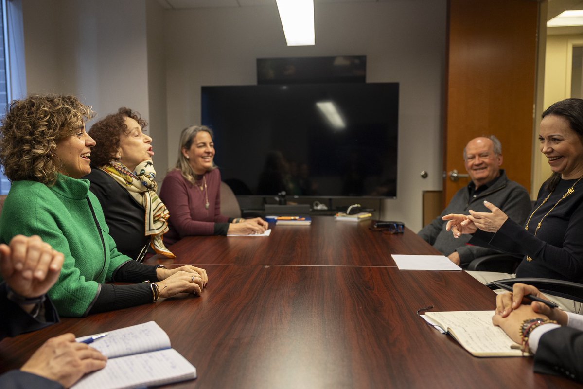 DolorsMM's tweet image. Ayer fue uno de los momentos más emocionantes de mi vida política.

Pude abrazar a @MariaCorinaYa, una  líder moral cuya lucha es inspiración y fuerza para todos los que ansían la democracia en el mundo.

El @ppopular estará siempre a tu lado hasta que la libertad triunfe.