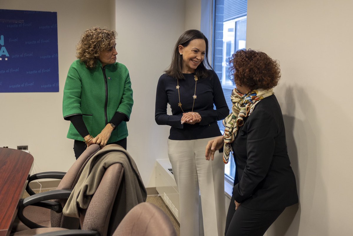 DolorsMM's tweet image. Ayer fue uno de los momentos más emocionantes de mi vida política.

Pude abrazar a @MariaCorinaYa, una  líder moral cuya lucha es inspiración y fuerza para todos los que ansían la democracia en el mundo.

El @ppopular estará siempre a tu lado hasta que la libertad triunfe.