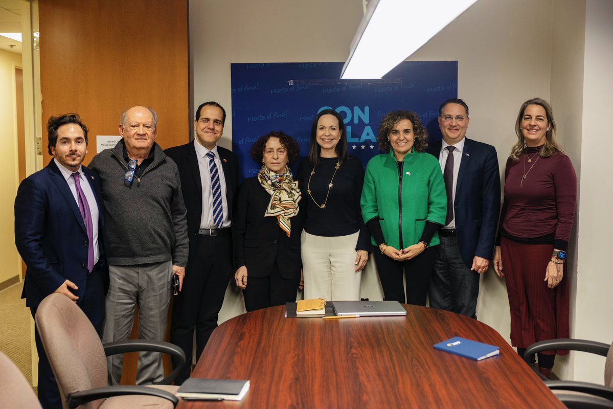 DolorsMM's tweet image. Ayer fue uno de los momentos más emocionantes de mi vida política.

Pude abrazar a @MariaCorinaYa, una  líder moral cuya lucha es inspiración y fuerza para todos los que ansían la democracia en el mundo.

El @ppopular estará siempre a tu lado hasta que la libertad triunfe.