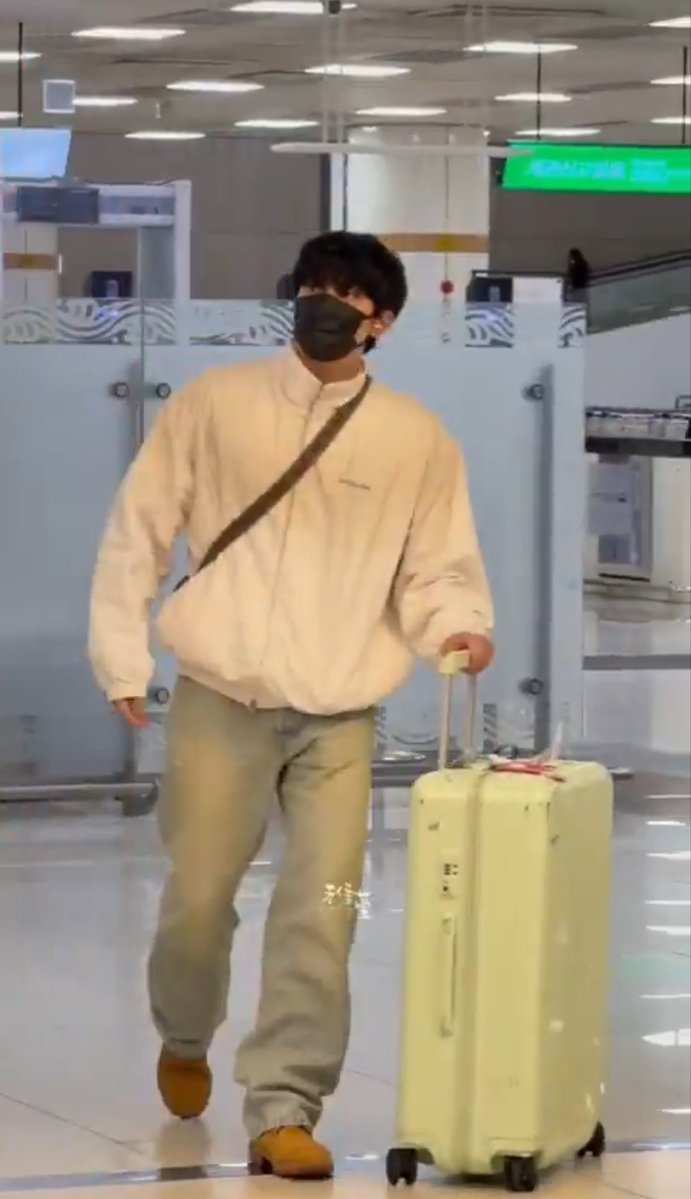 woogyuwm's tweet image. he brought a huge luggage with him? did he stay in Japan longer than we thought? 🤔