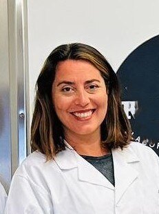 Esta es Ana Millán, vicepresidenta de la Asamblea de Madrid. De ella se dice que es el talón de Aquiles de la presidenta. Está imputada en el caso FP, pero rara vez verás noticias sobre su situación en los grandes medios de comunicación, ya que es considerada una intocable para