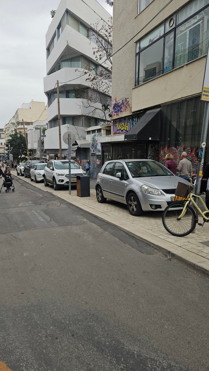 העיקר שעשו שיפוץ במלך ג'ורג' כדי להרחיב את המדרכה.