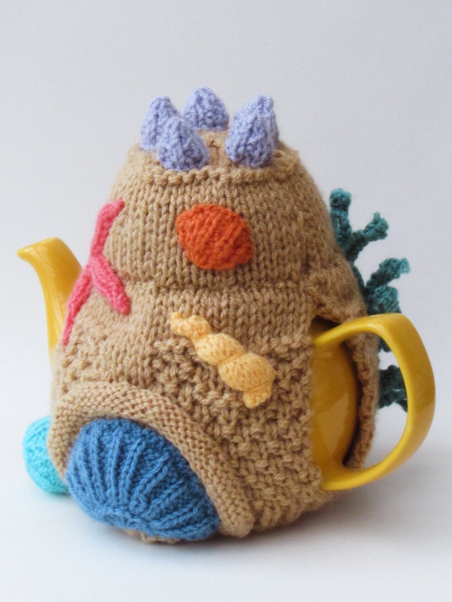 TeaCosyFolk's tweet photo. A sandy showstopper ready to bring full beach day energy to your brew
https://t.co/RTu7bpCO83
#TeaCosyFolk #Knitting #Knit #KnittingPattern #TeaCosy #TeaLover #Instaknit #NeverNotKnitting #SandCastle #beachvibes #beachfm #holiday #sand #seaside_holidays https://t.co/Ece1Sanv5H
