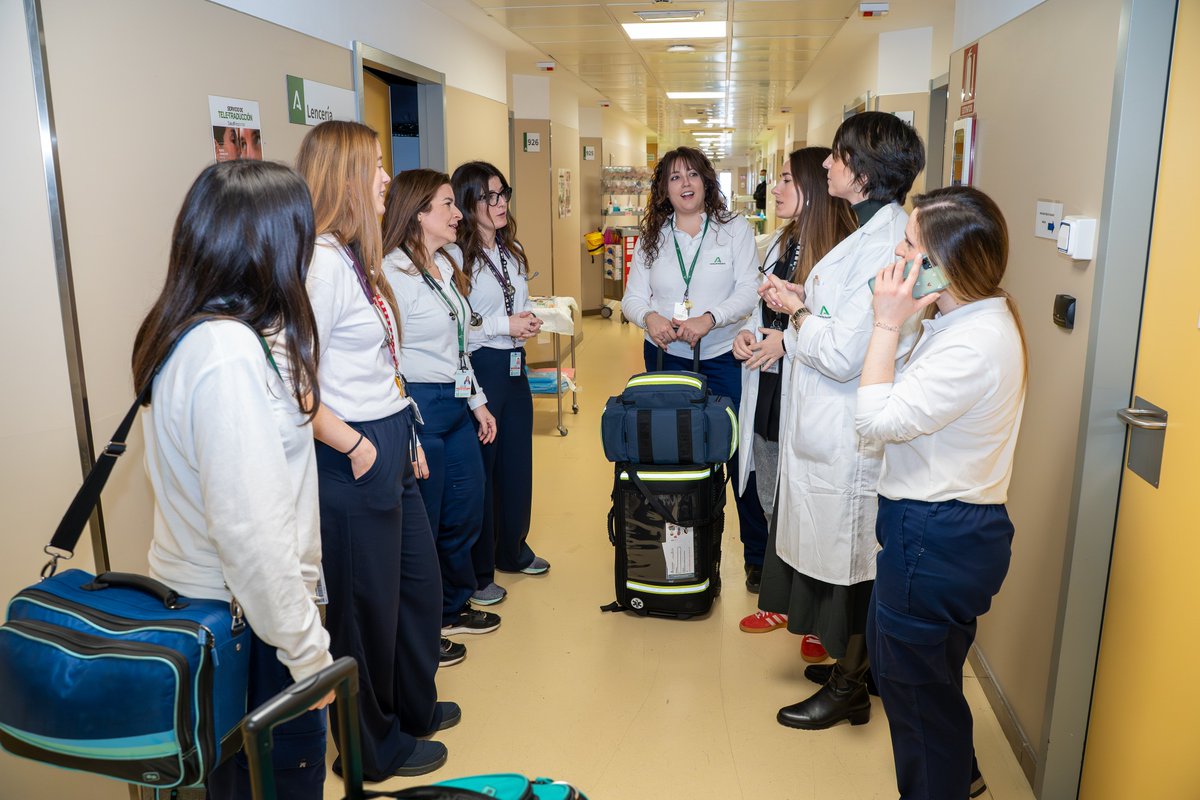 hospital_hvn's tweet photo. 🔝Excelente iniciativa de nuestro equipo de #MedicinaInterna que ofrece hospitalización domiciliaria a pacientes crónicos con una serie de requisitos.
Mil gracias por la implicación y coordinación que mejora la vida de los pacientes. https://t.co/0RMQ6io2F9