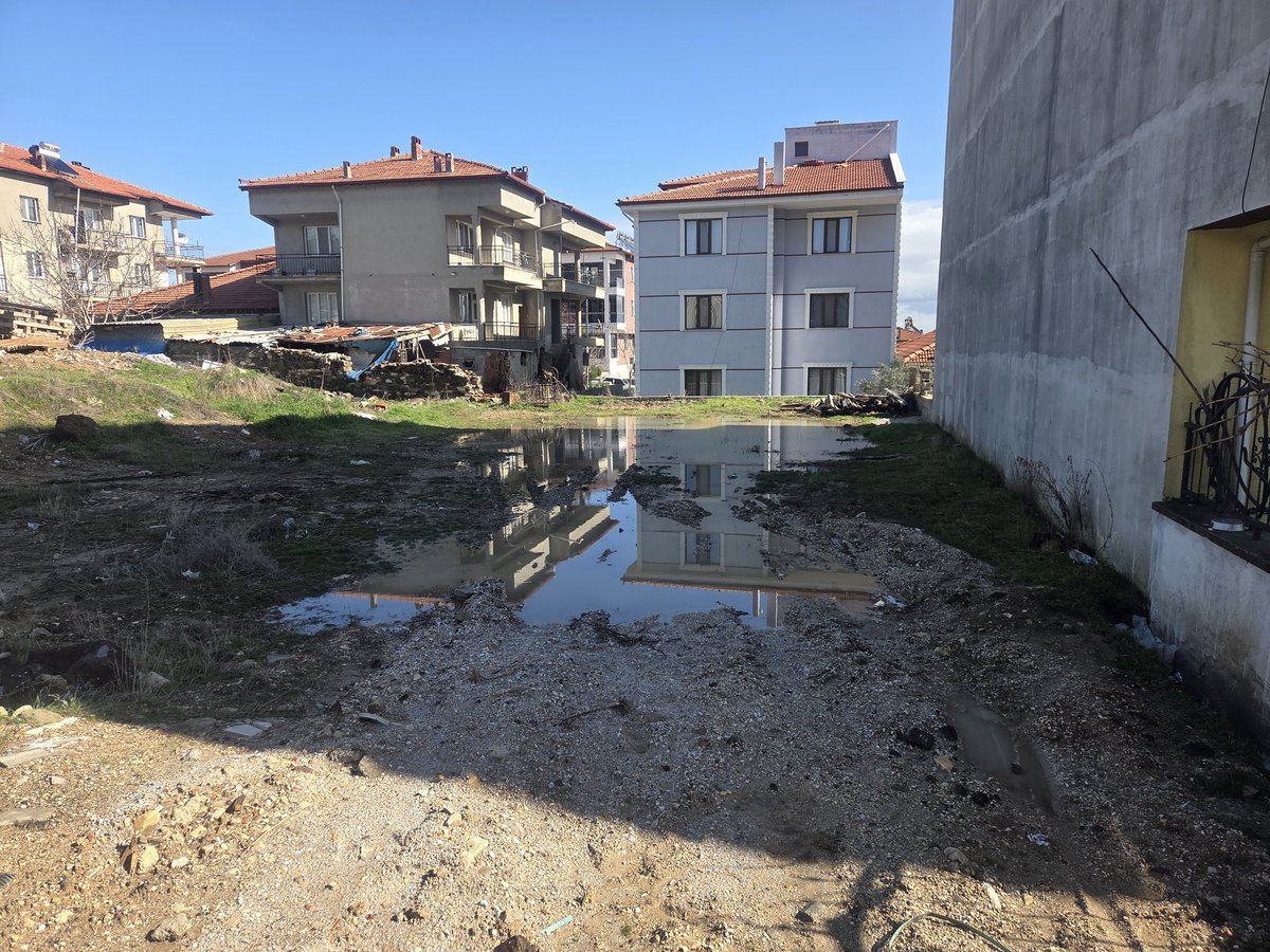 Burada biriken su evin bodrumuna vuruyor. Sabah sizi aradık. Ekibiniz gelip burada çekilecek kadar su yok  diyip gitmiş. Çekilecek su kriteriniz nedir acaba? <a href="/Maski_Manisa/">MASKİ Genel Müdürlüğü</a> <a href="/manisabsb/">Manisa Büyükşehir Belediyesi</a> <a href="/besimecz/">Besim Dutlulu</a>