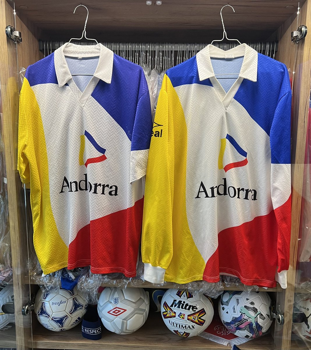 ildelima6's tweet image. Molt content que una samarreta del @fcandorra 🇦🇩 dels anys 90 torni (utilitzada durante varies temporades) torni a casa seva… ANDORRA 🤩 Una nova peça i ja van 147 👕⚽️🇦🇩 #andorra #fcandorra #comunal #longsleeves #andorrafootballmuseum #AFM #breal #weareandorra #gameused