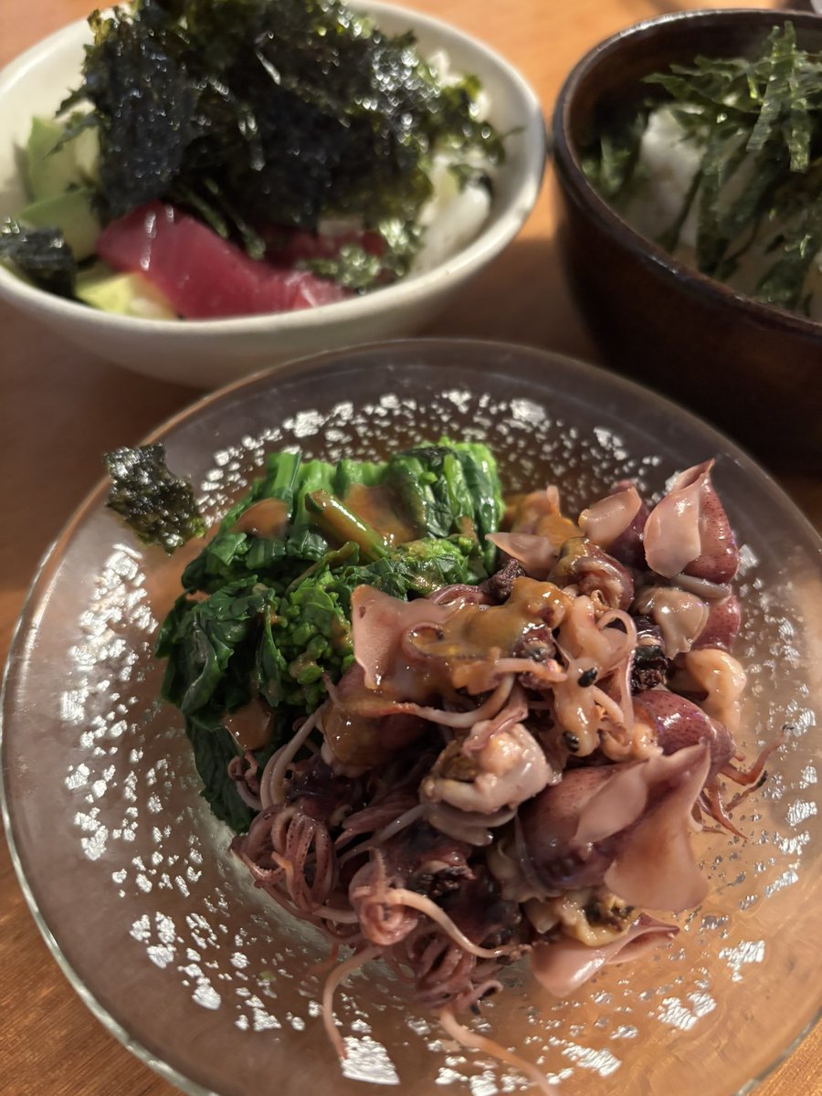 ホタルイカと菜の花の辛子醤油、カツオに叩き長芋アボカド韓国のり。
ホタルイカを食べまくる季節到来🍺