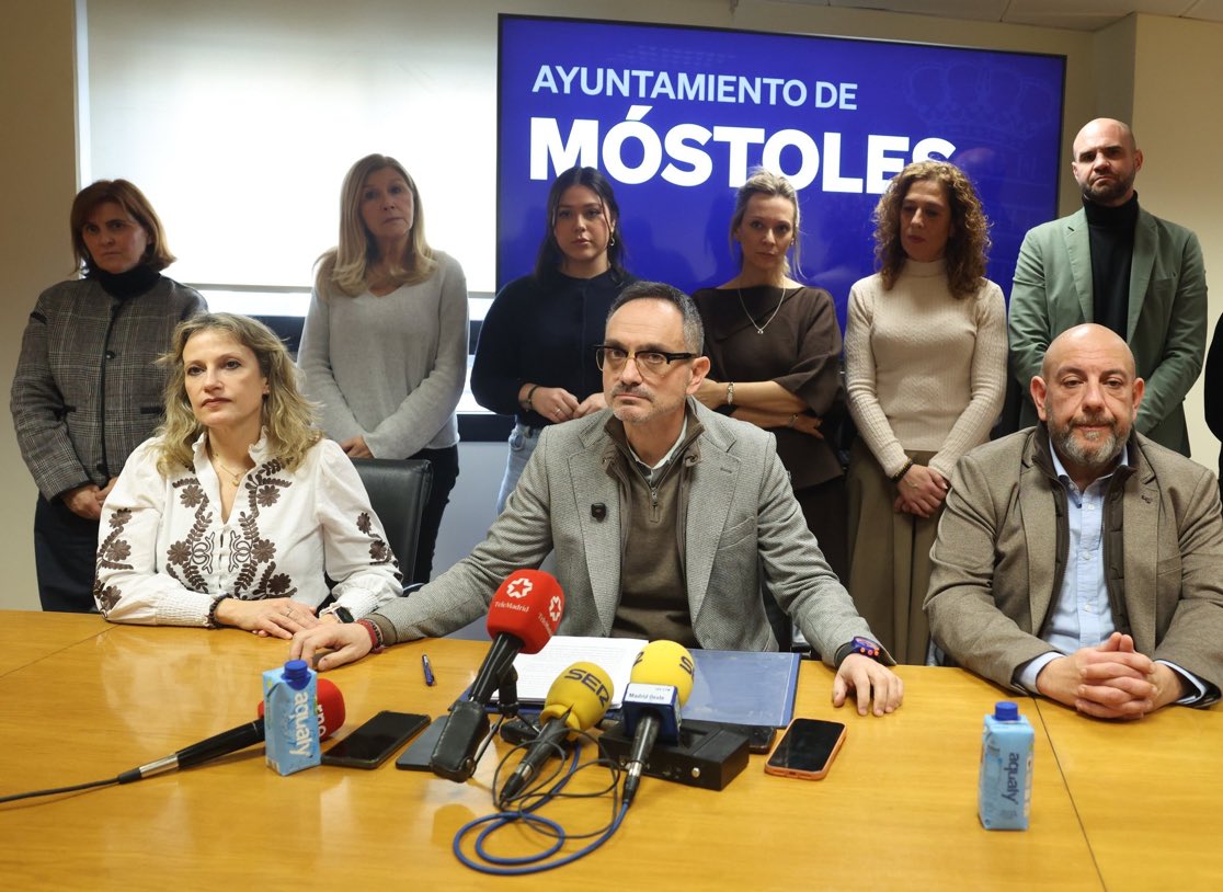 Me comentan que el alcalde de Móstoles va a misa los domingos y no se pierde un pregón a la virgen. Me alucina el tipo de disociación que debe tener esta gente, para envolverse por un lado en el discurso de la compasión cristiana, al tiempo que le jodes la vida a una subordinada.